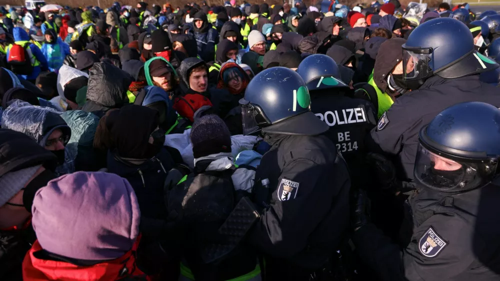 Protesters block a road during a demonstration, near the venue for the far-right Alternative for Germany (AfD) party congress in Riesa, Germany, January 11, 2025. REUTERS/Thilo Schmuelgen