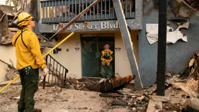 Firefighters survey the remains of an apartment building following the Palisades Fire in the Pacific Palisades neighborhood in Los Angeles, California, U.S. January 10, 2025. REUTERS/David Ryder / Foto: David Ryder