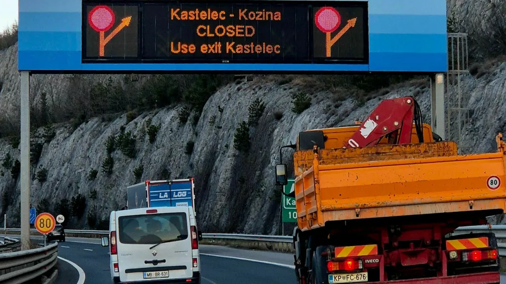 Zapora predora Kastelec proti Ljubljani. Foto: bralka