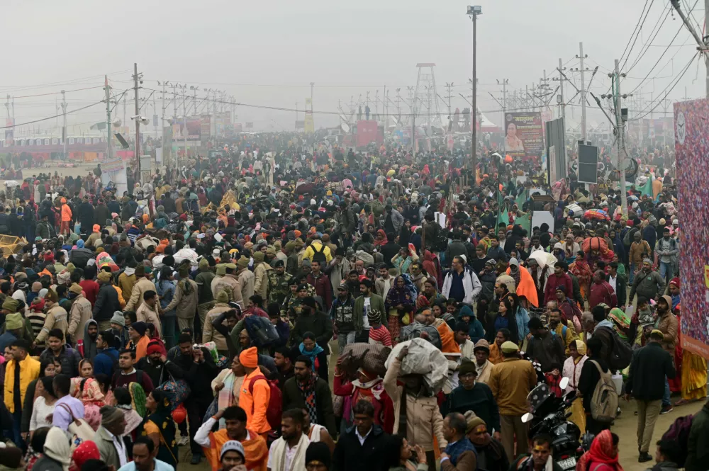 13 January 2025, India, Prayagraj: Devotees arrive Sagam area to take holy dip at the confluence of the Ganga, Yamuna, and Saraswati rivers, on the first day of Maha Kumbh Mela mass Hindu pilgrimage. Photo: Prabhat Kumar Verma/ZUMA Press Wire/dpa