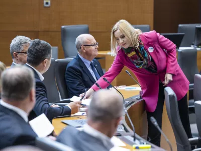 Ljubljana, Drzavni zbor.Zacetek redne seje DZ s poslanskimi vprasanji predsedniku vlade Robertu Golobu in ministrski ekipi.Poslanka Gibanja Svoboda Mojca Setinc Pasek.