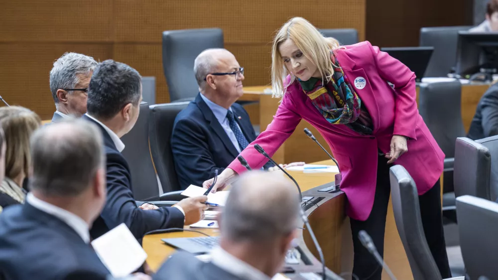 Ljubljana, Drzavni zbor.Zacetek redne seje DZ s poslanskimi vprasanji predsedniku vlade Robertu Golobu in ministrski ekipi.Poslanka Gibanja Svoboda Mojca Setinc Pasek.