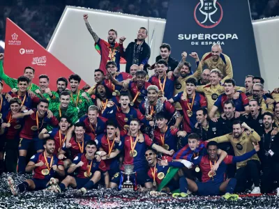 Soccer Football - Spanish Super Cup - Final - FC Barcelona v Real Madrid - King Abdullah Sports City, Jeddah, Saudi Arabia - January 12, 2025 FC Barcelona players celebrate with the trophy after winning the Spanish Super Cup REUTERS/Stringer