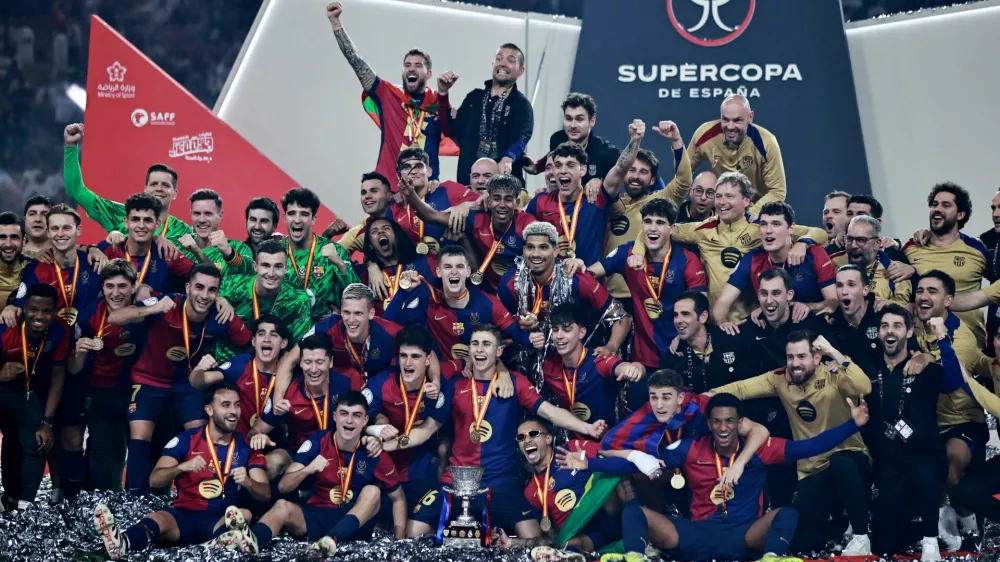 Soccer Football - Spanish Super Cup - Final - FC Barcelona v Real Madrid - King Abdullah Sports City, Jeddah, Saudi Arabia - January 12, 2025 FC Barcelona players celebrate with the trophy after winning the Spanish Super Cup REUTERS/Stringer