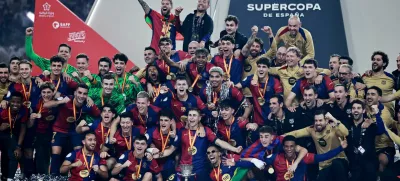 Soccer Football - Spanish Super Cup - Final - FC Barcelona v Real Madrid - King Abdullah Sports City, Jeddah, Saudi Arabia - January 12, 2025 FC Barcelona players celebrate with the trophy after winning the Spanish Super Cup REUTERS/Stringer