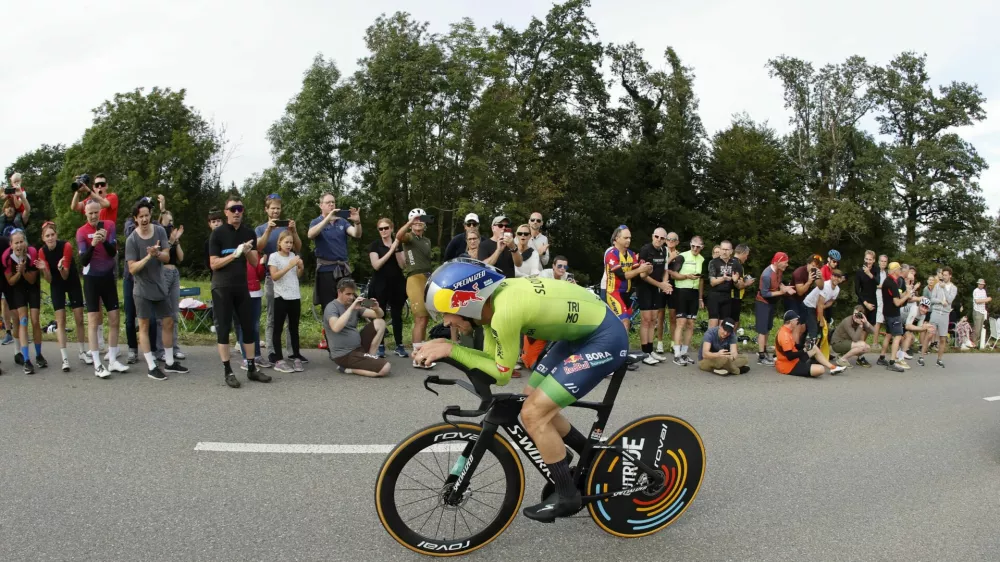 Cycling - UCI World Championships 2024 - Zurich, Switzerland - September 22, 2024 Slovenia's Primoz Roglic in action during the men's elite individual time trial REUTERS/Stefan Wermuth