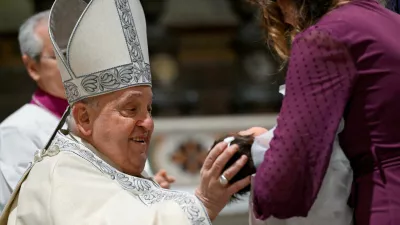 Pope Francis baptises a baby during a Mass at Sistine Chapel at the Vatican, January 12, 2025. Vatican Media/?Handout via REUTERS ATTENTION EDITORS - THIS IMAGE WAS PROVIDED BY A THIRD PARTY. / Foto: Vatican Media