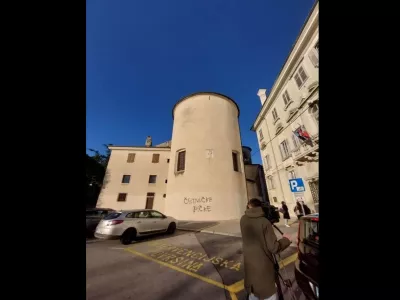 Žaljivi grafit na koprski stolnici