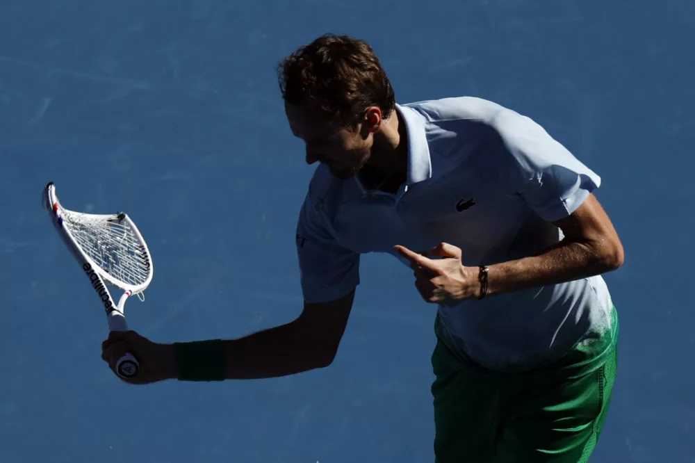 Tennis - Australian Open - Melbourne Park, Melbourne, Australia - January 14, 2025 Russia's Daniil Medvedev reacts while holding his smashed racquet during his first round match against Thailand's Kasidit Samrej REUTERS/Francis Mascarenhas