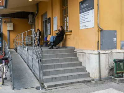 - 13.01.2024. - Rampa, prilagojen vhod za invalide na UE Ljubljana, na oddelku za tujce.//FOTO: Bojan Velikonja