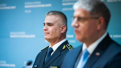 Ljubljana, MNZ.Izjava za medije po slovesnosti ob imenovanju generalnega direktorja policije Senada Jusica.Generalni direktor policije Senad Jusic in minister za notranje zadeve Bostjan Poklukar.