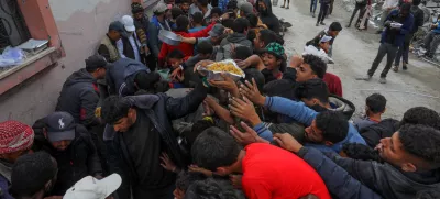 24 January 2025, Palestinian Territories, Rafah: Palestinians gather in a crowded line to receive food aid distributed by charitable organizations in Rafah, days after the ceasefire agreement between Israel and Hamas entered into force. Photo: Abed Rahim Khatib/dpa