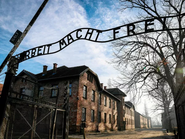 View of the gate that reads, "Work Sets You Free", in German, on the 80th anniversary of the liberation of the Nazi German Auschwitz-Birkenau concentration and extermination camp in Oswiecim, Poland January 27, 2025. Agencja Wyborcza.pl/Grzegorz Celejewski via REUTERS  ATTENTION EDITORS - THIS IMAGE WAS PROVIDED BY A THIRD PARTY. POLAND OUT. NO COMMERCIAL OR EDITORIAL SALES IN POLAND.