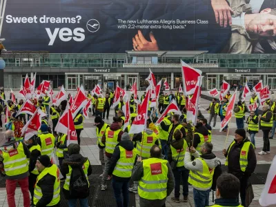 verdi Warnstreik am Flughafen München, 28.02.25 Streikende Gewerkschaftsmitglieder der Verdi versammeln sich vor Terminal 2 des Münchner Flughafens. Die Demonstranten tragen gelbe Warnwesten und schwenken rote Verdi-Fahnen. Im Hintergrund ist eine große Lufthansa-Werbung für die neue Business Class zu sehen. Der Warnstreik führt zu erheblichen Einschränkungen im Flughafenbetrieb, insbesondere bei der Abfertigung von Passagieren. Oberding Schwaig Bayern Deutschland *** Verdi warning strike at Munich Airport, 28 02 25 Striking Verdi union members gather in front of Terminal 2 at Munich Airport The demonstrators wear yellow high-visibility vests and wave red Verdi flags A large Lufthansa advertisement for the new Business Class can be se 20250228-286A0012-M4000,Image: 970247800, License: Rights-managed, Restrictions: imago is entitled to issue a simple usage license at the time of provision. Personality and trademark rights as well as copyright laws regarding art-works shown must be observed. Commercial use at your own risk., Model Release: no