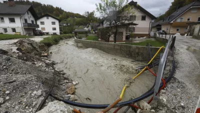 Stahovica - Kamniška bistrica- 27.10.2023 – rdeče vremensko opozorilo na območju severozahodne in jugozahodne Slovenije – neurje, intenzivne padavine – poplave, proženje zemeljskih plazov, //FOTO: Luka Cjuha