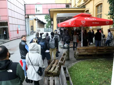 Za opravek na UE Ljubljana se čaka več ur. Poleg zamenjave načelnika ministrstvo napoveduje še druge ukrepe za ureditev razmer. 