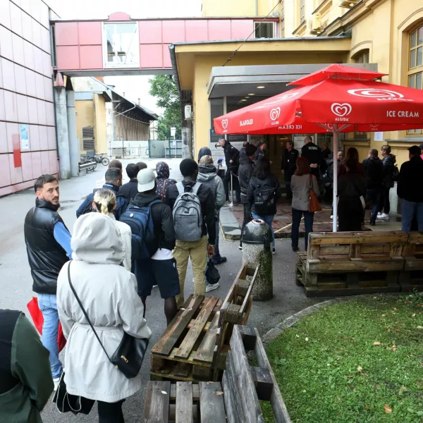 Za opravek na UE Ljubljana se čaka več ur. Poleg zamenjave načelnika ministrstvo napoveduje še druge ukrepe za ureditev razmer. 