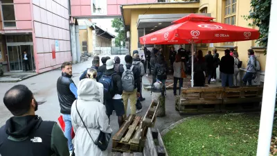 Za opravek na UE Ljubljana se čaka več ur. Poleg zamenjave načelnika ministrstvo napoveduje še druge ukrepe za ureditev razmer. 