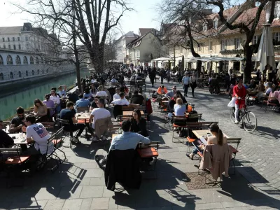 Petkovškovo nabrežje - 25.03.2022 – Pomlad v mestu Ljubljana – gostinski vrtovi so znova zaživeli – vremenska slika – temperatura 21°CFoto: Tomaž Skale