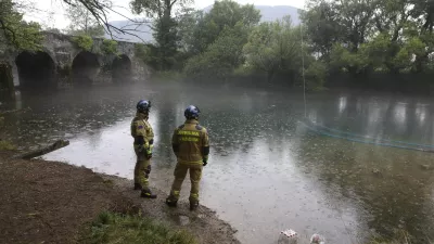 Reka unica - civilna zaščita- 26.07.2022 – kritično stanje vodooskrbe v slovenski Istri – prispeli prvi tovornjaki s cisternami surove vode iz reke Unice v vodarno Rižanskega vodovoda v Cepkih pri Dekanih.  //FOTO: Luka Cjuha