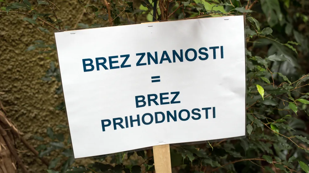 - 19.04.2017 - protestni Shod za znanost - slovenski raziskovalci v Ljubljani tudi v okviru globalnega gibanja March for Science izrazili nezadovoljstvo z razmerami, v katerih so primorani delovati - teave raziskovalnega dela na slovenskih raziskovalnih in univerzitetnih ustanovah - protest znanstvenikov //FOTO: Matja Rut