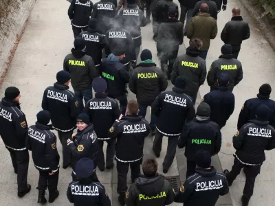 ﻿- simbolična fotografija - 10.12.2015 - Policijska stavka - Policisti, ki stavkajo že od 18.novembra so se zopet zbrali pred vlado in parlamentom na protestnem shodu, s katerim želijo javnosti in predvsem vladi pokazati, da so enotni in odločeni vztrajati pri uveljavitvi zapisanih zavez, med drugim povečanje plač za 35 odstotkov in izplačilo presežnih ur, hkrati pa opozorili na neurejen status in neustrezno opremo - protestni shod - ///FOTO: Luka Cjuha