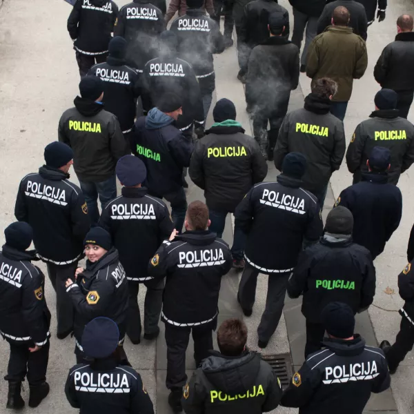 ﻿- simbolična fotografija - 10.12.2015 - Policijska stavka - Policisti, ki stavkajo že od 18.novembra so se zopet zbrali pred vlado in parlamentom na protestnem shodu, s katerim želijo javnosti in predvsem vladi pokazati, da so enotni in odločeni vztrajati pri uveljavitvi zapisanih zavez, med drugim povečanje plač za 35 odstotkov in izplačilo presežnih ur, hkrati pa opozorili na neurejen status in neustrezno opremo - protestni shod - ///FOTO: Luka Cjuha