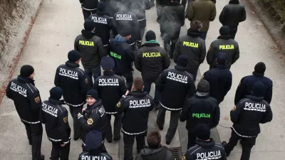 ﻿- simbolična fotografija - 10.12.2015 - Policijska stavka - Policisti, ki stavkajo že od 18.novembra so se zopet zbrali pred vlado in parlamentom na protestnem shodu, s katerim želijo javnosti in predvsem vladi pokazati, da so enotni in odločeni vztrajati pri uveljavitvi zapisanih zavez, med drugim povečanje plač za 35 odstotkov in izplačilo presežnih ur, hkrati pa opozorili na neurejen status in neustrezno opremo - protestni shod - ///FOTO: Luka Cjuha