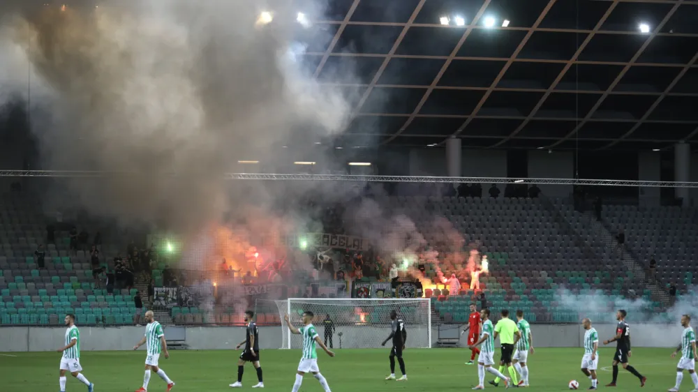 Nogometaši Olimpije so na uvodu v evropsko sezono razočarali maloštevilne gledalce v Stožicah.