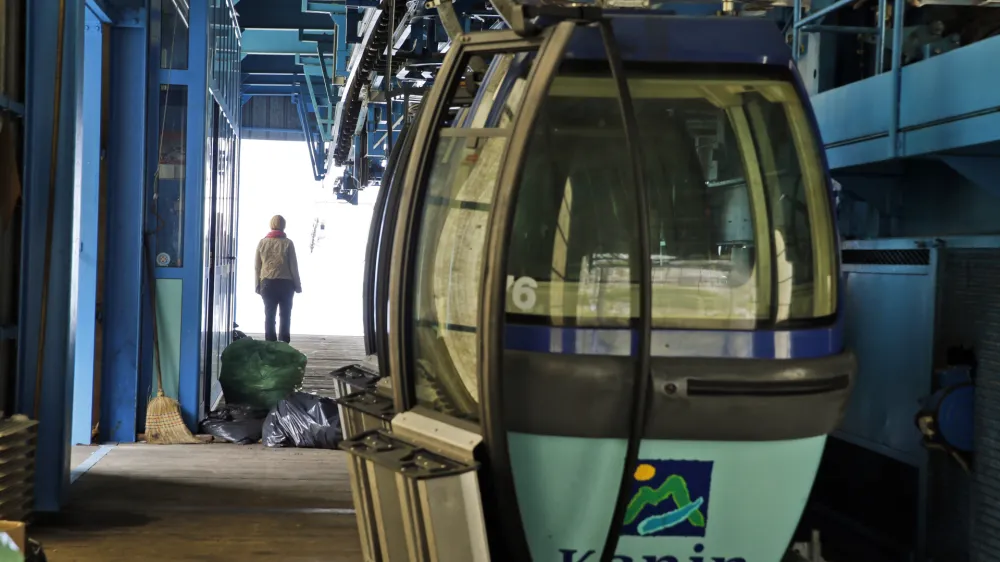 ATC Kanin - gondola - postaja B- POSOČJE 2013 - upad povpraevanja po turističnih zmogljivostih - turizem //FOTO: Bojan Velikonja OPOMBA: ZA OBJAVO V PRILOGI  DNEVNIKOV OBJEKTIV - REPORTAA 2013