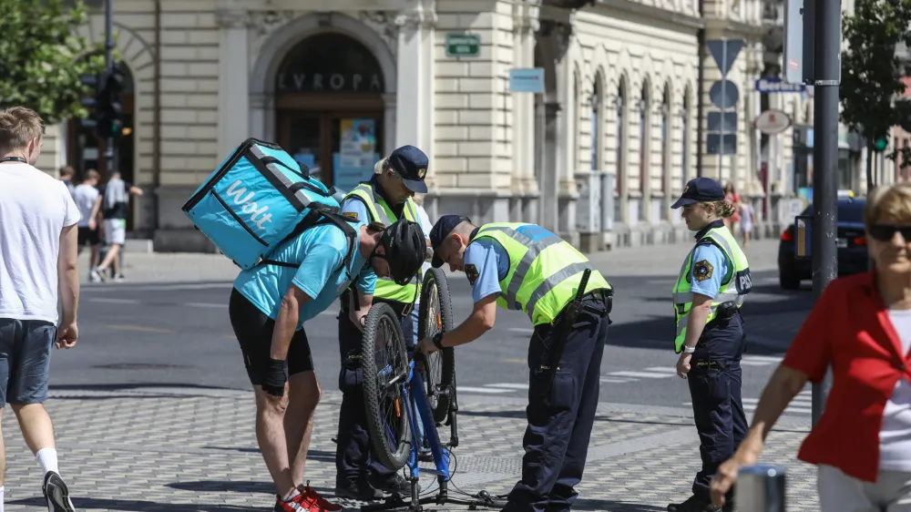 12.07.2022 - kontrola prometa - policisti izvajajo poostren nadzor nad kršitvami enoslednih vozil.FOTO: Luka Cjuha