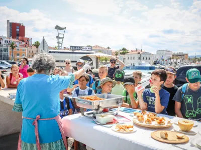 Emilija Pavlič, neustrašna borka za zdravo prehrano otrok, je postregla nočni ulov sardel.&nbsp;