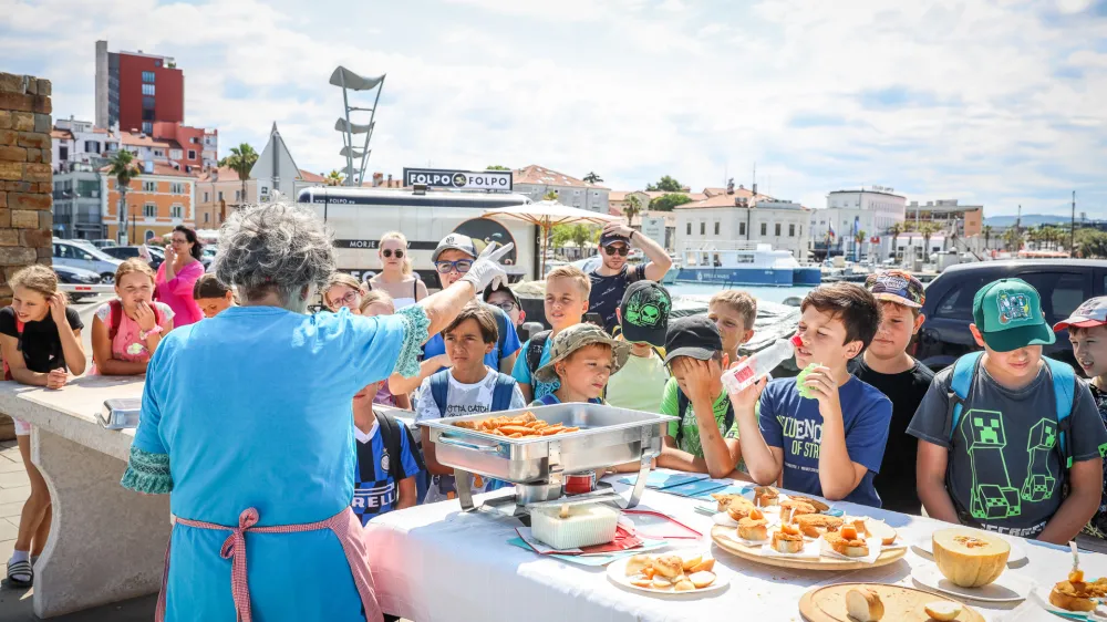 Emilija Pavlič, neustrašna borka za zdravo prehrano otrok, je postregla nočni ulov sardel.&nbsp;