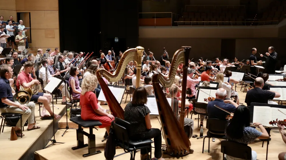 Izvedba Berliozovega Faustovega pogubljenja na Ljubljana Festivalu 14.07.2022<br>Orkester Slovenske filharmonije pod taktirko Charlesa Dutoita na Ljubljana Festivalu 14.07.2022<br>Foto Jaka Gasar