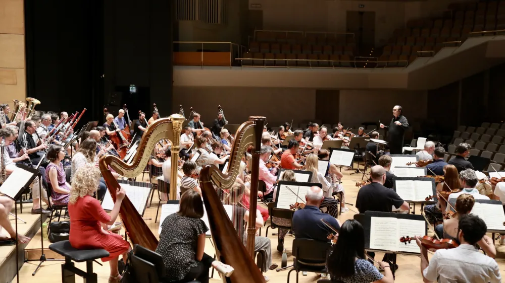 Izvedba Berliozovega Faustovega pogubljenja na Ljubljana Festivalu 14.07.2022<br>Orkester Slovenske filharmonije pod taktirko Charlesa Dutoita na Ljubljana Festivalu 14.07.2022<br>Foto Jaka Gasar