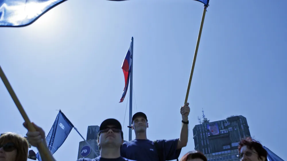  - Konfederacija sindikatov javnega sektorja Slovenije- protestni shod proti nianju plač javnih uslubencev - protestniki pred parlamentom neposredno pred sejo odbora, ki je odločalo o plačah javnih uslubencev. protest - stavka - sindikati - SVIZ/FOTO: Bojan Velikonja 