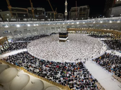 14 June 2024, Saudi Arabia, Mecca: Muslim pilgrims pray in front of al-Ka'ba as the annual Hajj pilgrimage season starts. Photo: -/Saudi Press Agency/dpa