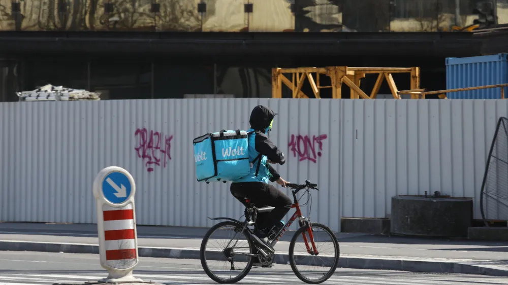 Hitreje ko dostavijo hrano, več lahko zaslužijo. Tak poslovni model po mnenju sindikata dostavljalce izpostavlja nesrečam. Fotografija je simbolična.
&nbsp;