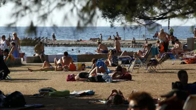 - Strunjan, strunjanska plaža, kopalci, ukinjeno plačevanje vstopnine za na plažo. //FOTO: Luka Cjuha