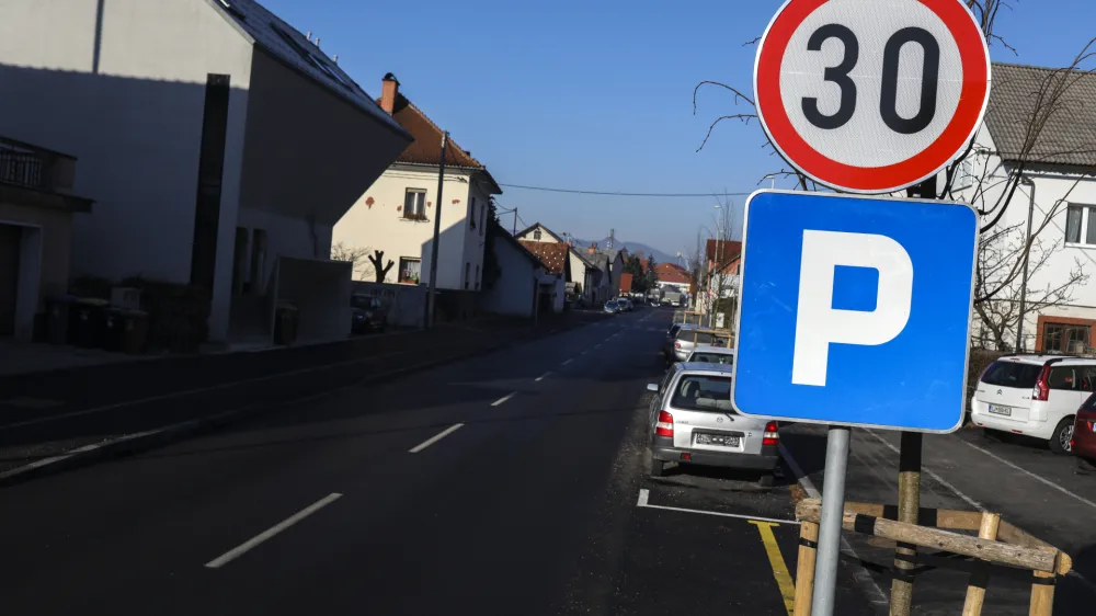 - prometni znak  omejitev hitrosti 30 km/h - 22.01.2020  Vodnikova cesta  ulica v Ljubljani - //FOTO: Jaka Gasar