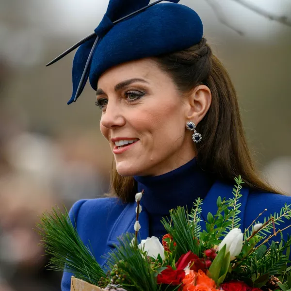 2WN6M6D The Princess of Wales greets well-wishers after attending the Christmas service at St Mary Magdalene Church, Sandringham. December 25, 2023