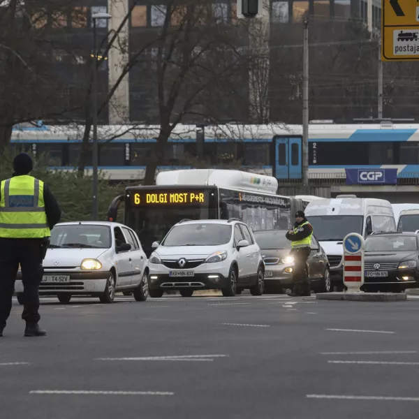 07.12.2023 - križišče Bavarski dvor - Tivolska cesta - policija - promet - urejanje prometa Policija in Mestno redarstvoFOTO: Luka Cjuha