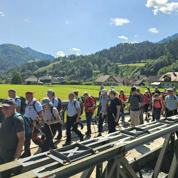 Na dnevu slovenskih planincev v Črni na Koroškem se je zbralo okoli tisoč planincev od blizu in daleč.