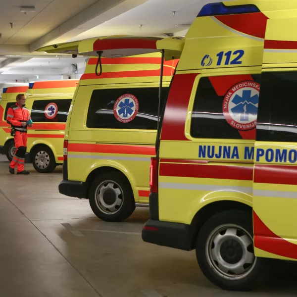 ﻿simbolična fotografija - nujna medicinska pomoč - reševalno vozilo - rešilec- 25.09.2018 - Kirurška klinika UKC Ljubljana - Urgentni kirurški blok - urgenca - reanimacijski prostor – ogled simulacije na mestu dejanskega sprejema politravmnatiziranega poškodovanca //FOTO: Luka Cjuha.