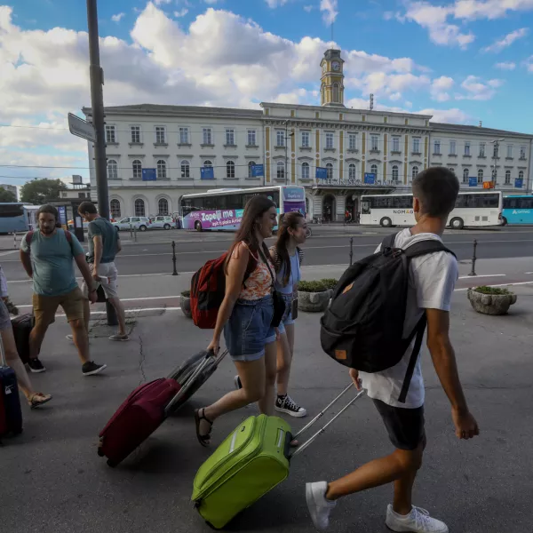 - 10.08.2022 - Železniška postaja Ljubljana - stavba - turisti //FOTO: Luka Cjuha