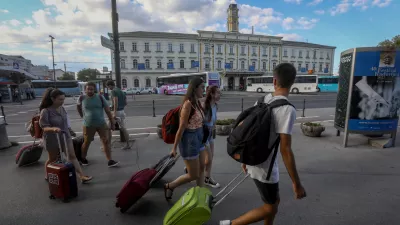 - 10.08.2022 - Železniška postaja Ljubljana - stavba - turisti //FOTO: Luka Cjuha