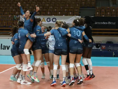 ﻿Odbojkarice Calcita Volleyja so osvojile naslov pokalnih prvakinj za sezono 2021/22.- 21.12.2021 – odbojka – OK Branik: Calcit Volley, zaključni turnir slovenskega pokala, ženske: finale: //FOTO: Luka Cjuha.