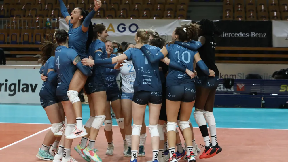 ﻿Odbojkarice Calcita Volleyja so osvojile naslov pokalnih prvakinj za sezono 2021/22.- 21.12.2021 – odbojka – OK Branik: Calcit Volley, zaključni turnir slovenskega pokala, ženske: finale: //FOTO: Luka Cjuha.