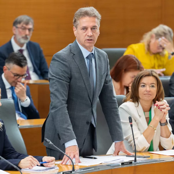 Ljubljana, drzavni zbor.Zacetek redne seje DZ s poslanskimi vprasanji predsedniku vlade Robertu Golobu in ministrom.