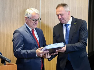 novi minister za godspodarstvo Matjaž Handosedanji minister za gospodarstvo Zdravko Počivalšek - 02.06.2022 – Ministrstvo za gospodarstvo - primopredaja poslov med novim ministrom za gospodarstvo Matjažem Hanom in bivšim ministrom Zdravkom Počivalškom //FOTO: Nik Erik Neubauer